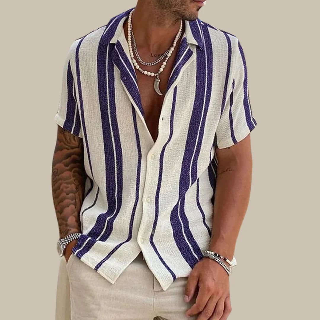 Trendy groen heren overhemd met korte mouwen, casual stijl. Stijlvolle en ademende herenkleding voor de zomer.