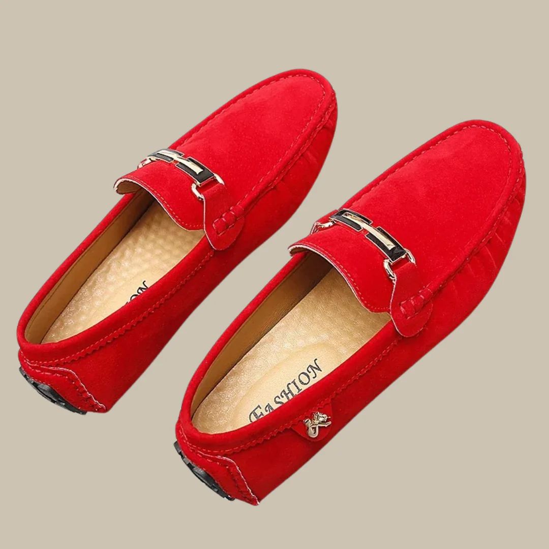 Achteraanzicht van elegante heren loafers met subtiele details. Comfortabele instappers voor herenschoenen.
