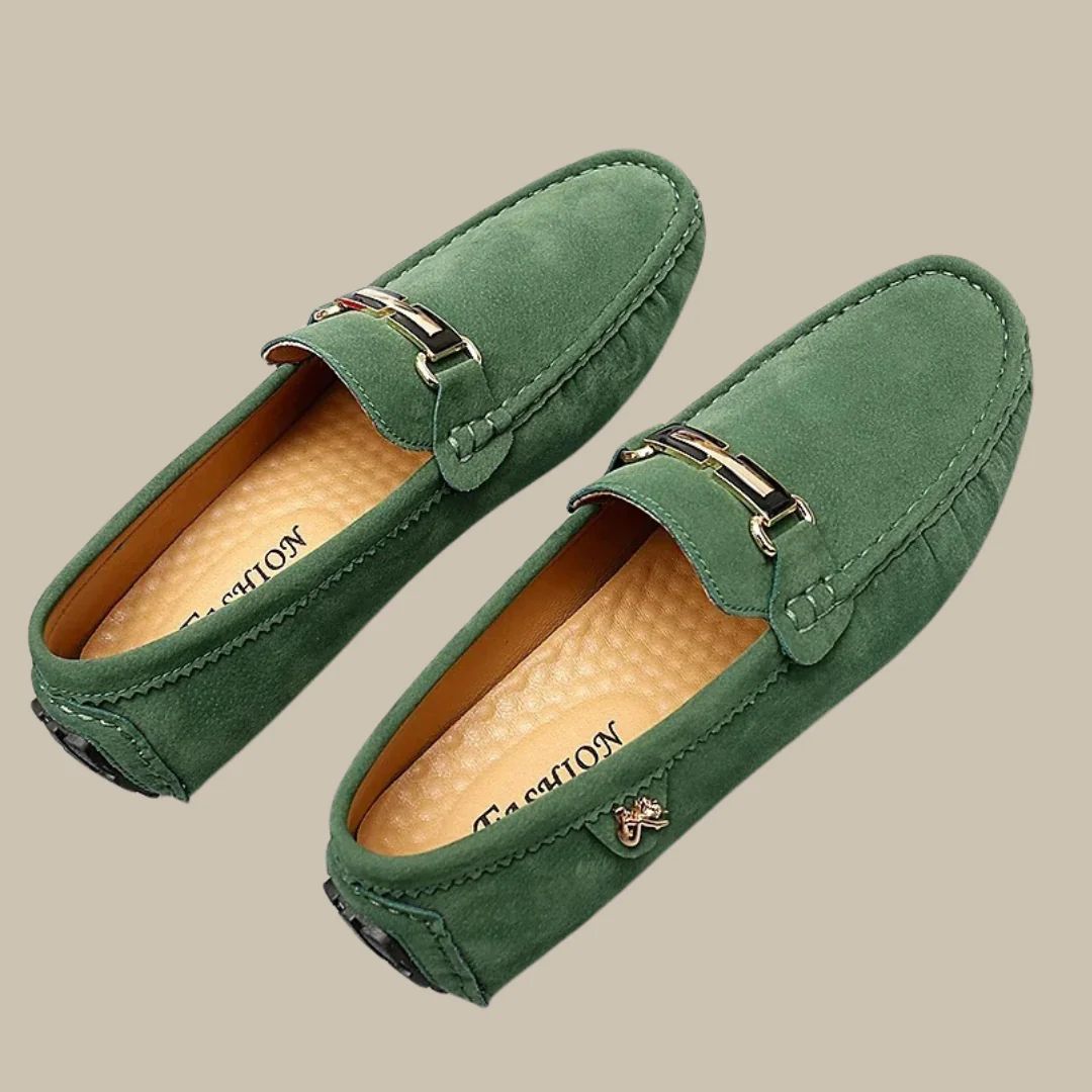 Vooraanzicht nette heren instappers, klaar voor een stijlvolle dag. Comfortabele herenschoenen.