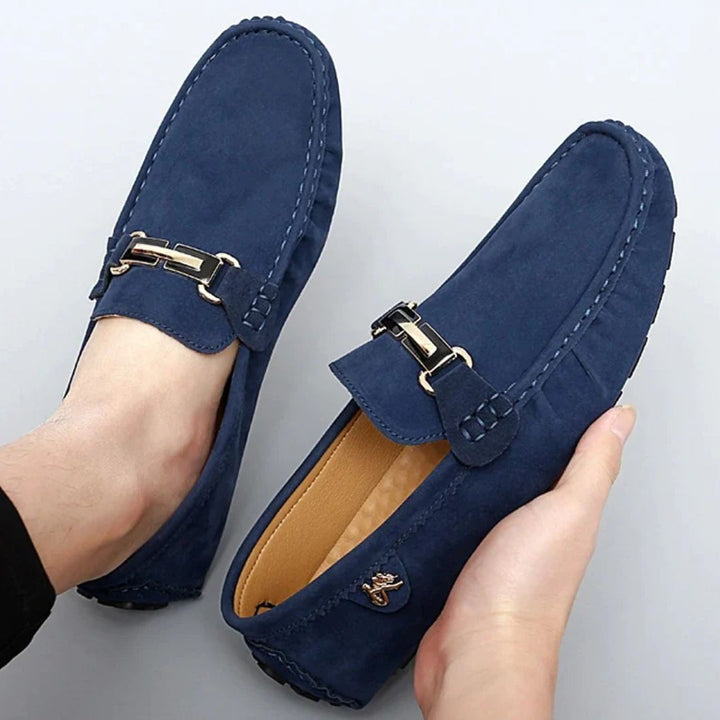 Man draagt comfortabele heren loafers, ideaal voor een stijlvolle casual zomeroutfit. Elegante instappers.
