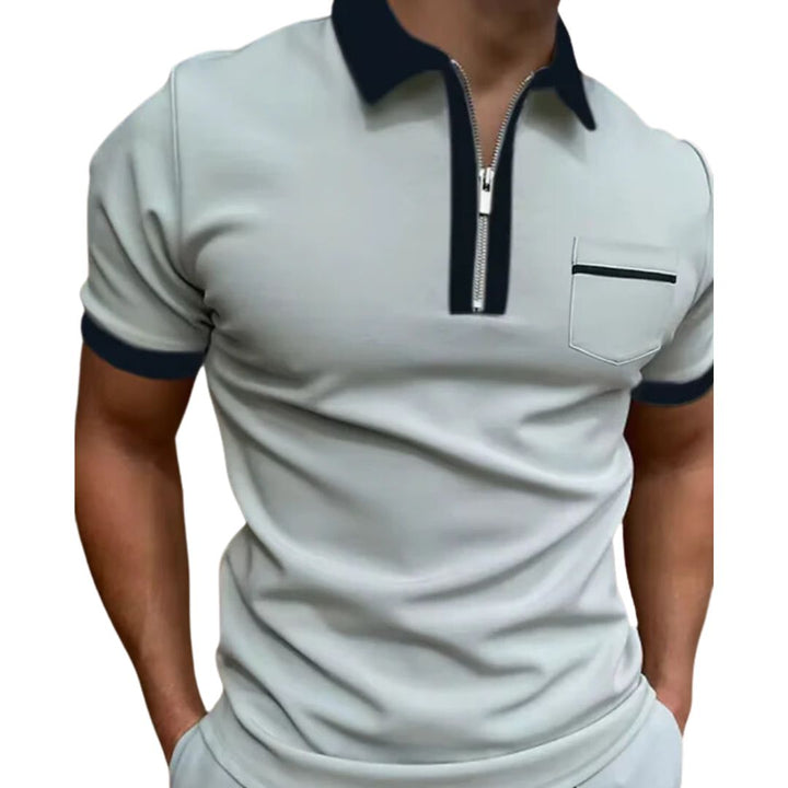 Man draagt stijlvol herenpoloshirt met borstzak, comfortabele herenkleding voor een relaxte uitstraling.