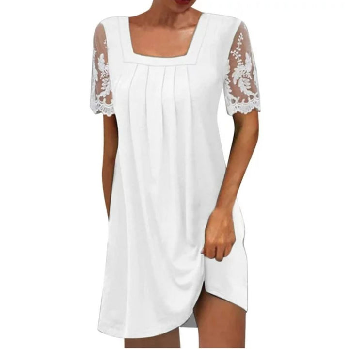 Tijdloze witte dames jurk in klassieke stijl, ideaal als feestjurk of zomerjurk.