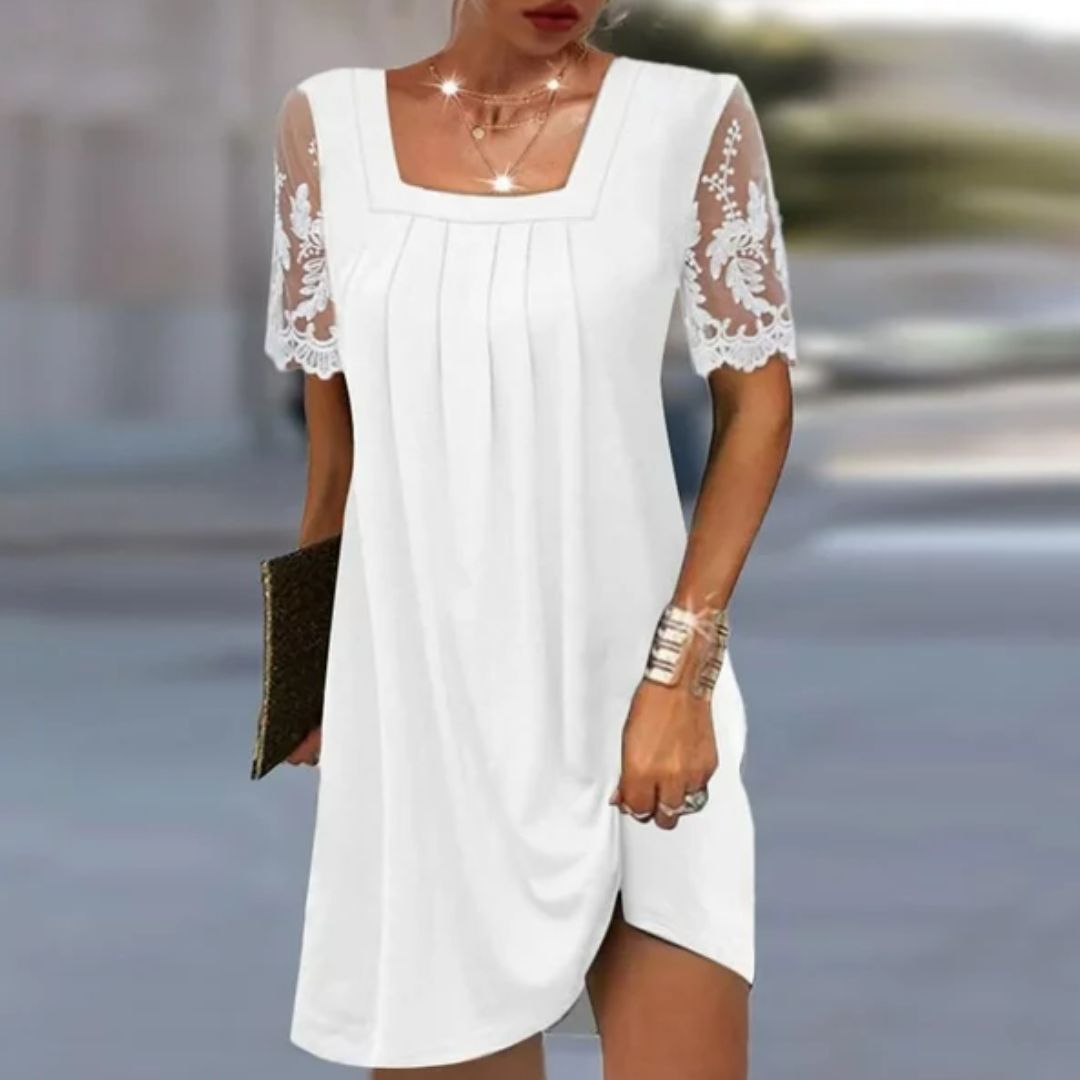 Elegante witte dames jurk met lange mouwen, perfect voor een verfijnde avond of feest.