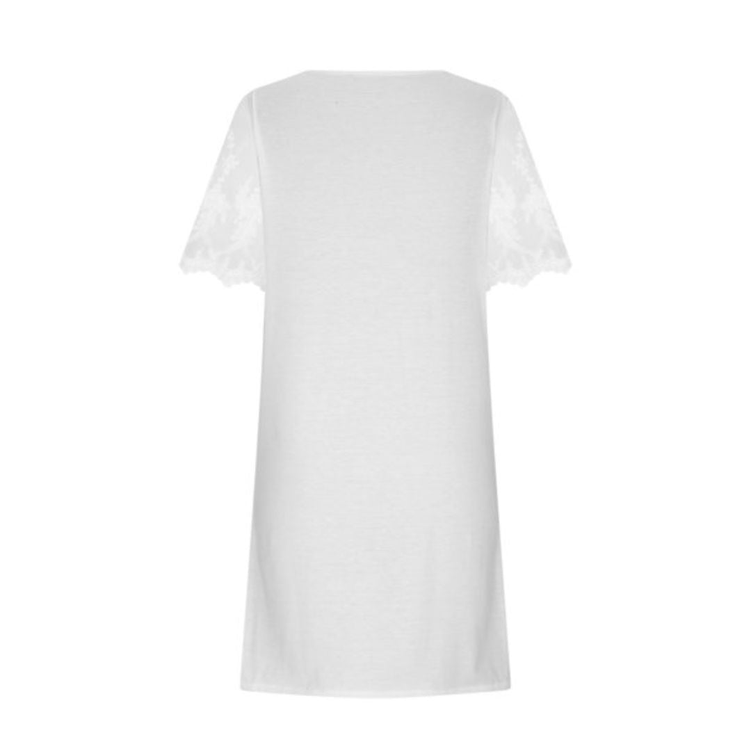 Chique witte damesmode jurk voor een stijlvolle uitstraling, geschikt voor dames die elegantie waarderen.