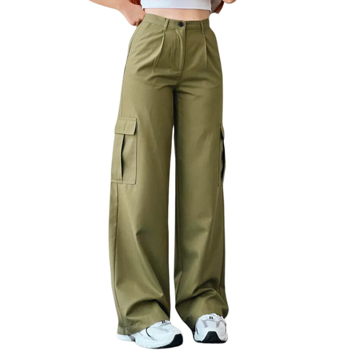 Dames cargo broek in een modieuze kleur, ideaal voor een stijlvolle en comfortabele lente outfit.