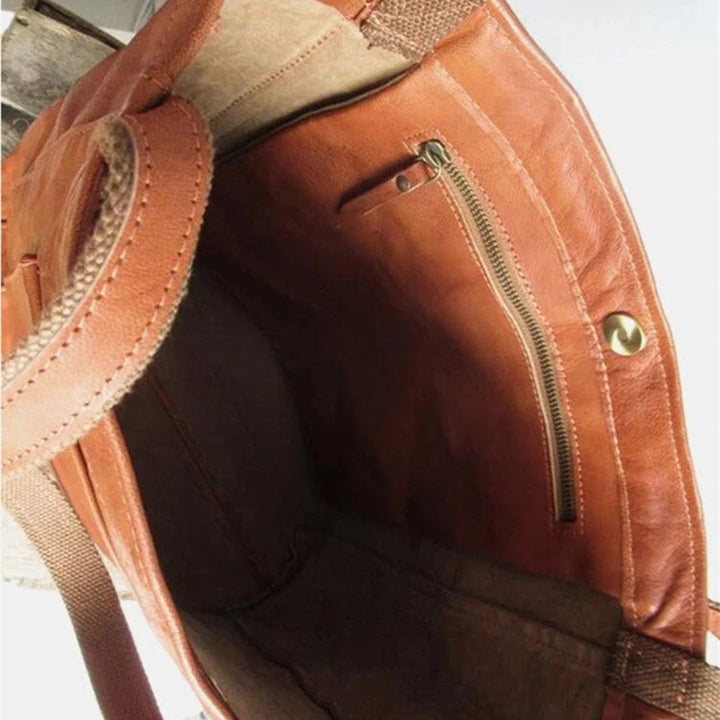 Zwarte leren dames handtas, chique en ruim, een essentieel elegant accessoire als schoudertas.