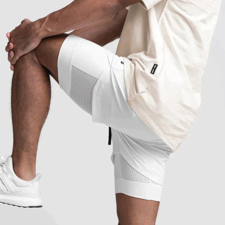 Man jogt met de ademende witte heren sportshort Carl. Comfortabele sportkleding voor buiten.