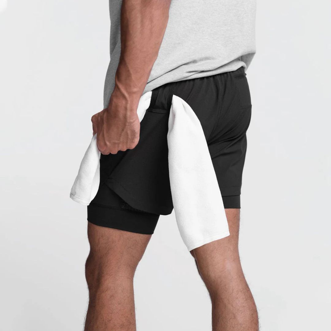 Achteraanzicht van de goed passende zwarte heren sportshort Carl. Essentiële sportkleding.