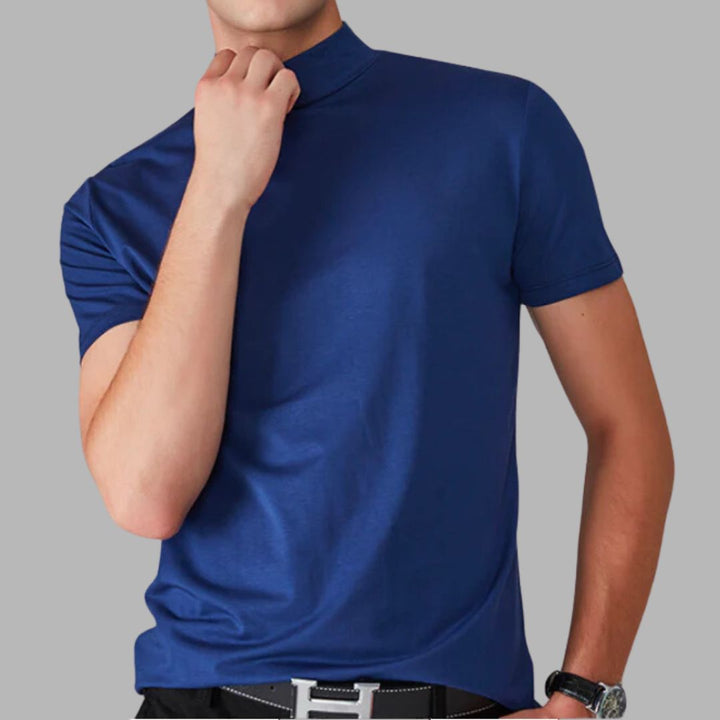 Model draagt heren T-shirt, slim fit met hoge kraag. Accentueert een comfortabele en modieuze zomer herenkleding.