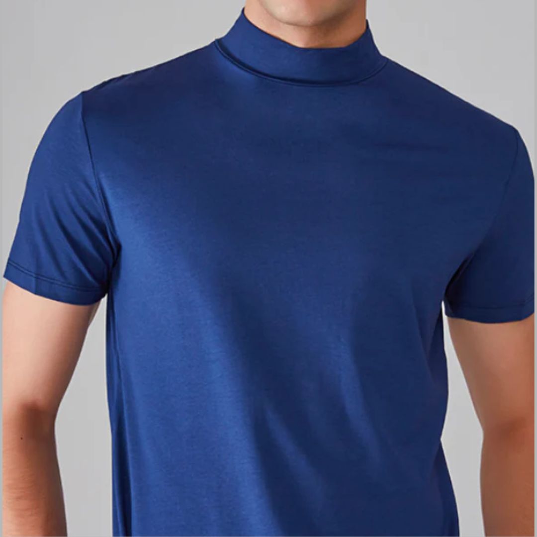 Man draagt strak heren T-shirt met hoge kraag, slim fit. Perfect voor een casual maar stijlvolle zomerlook.
