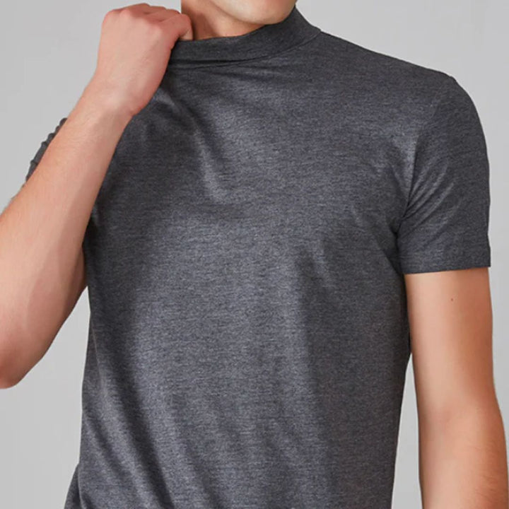 Comfortabel heren T-shirt, slim fit met hoge kraag. Zomerse herenkleding met een moderne, stijlvolle uitstraling.