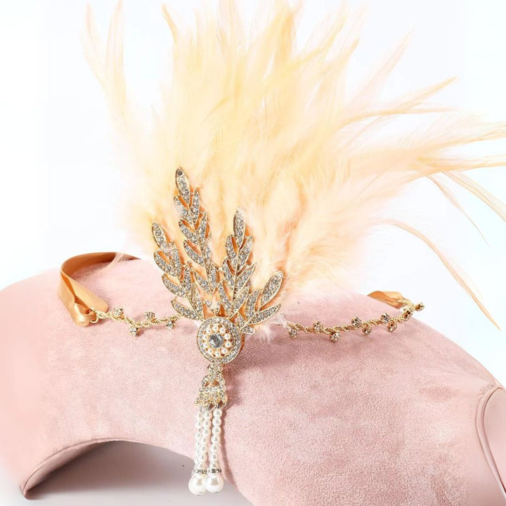 Vintage dames hoofdband met weelderige veren: perfecte glamour accessoire voor feestelijke outfits.