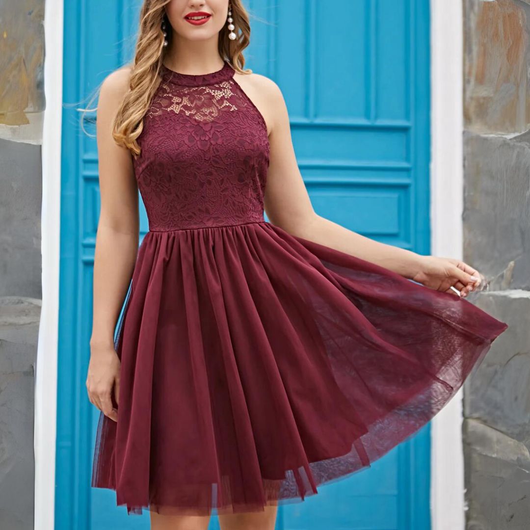 Elegante dames galajurk met stijlvolle halterlijn, perfect voor speciale gelegenheden.
