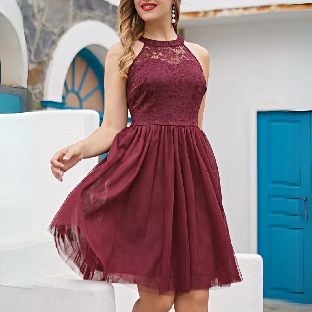 Levendige rode galajurk met elegante halternek, een opvallende dames avondjurk.