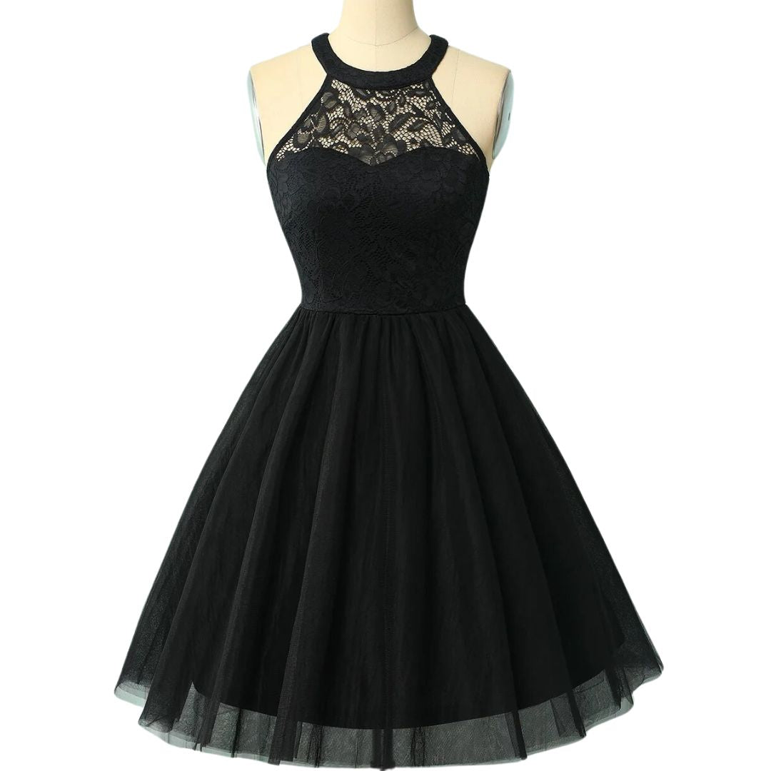 Champagne kleurige dames galajurk met elegante halterhals, ideaal voor een chique event.