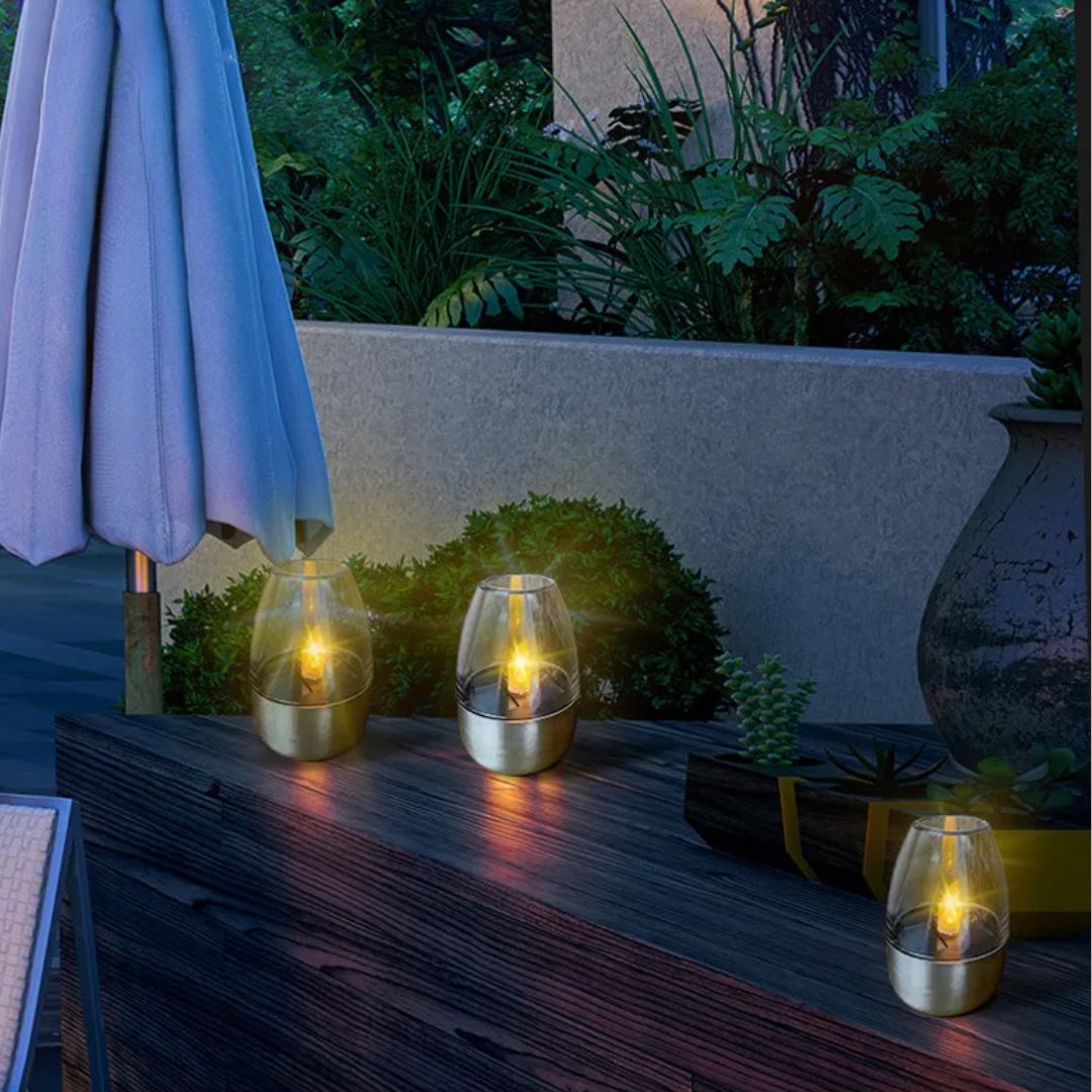 Sfeervolle zonne-tuinverlichting met realistisch flikkerend LED kaarslicht effect. Perfect voor terrasdecoratie.