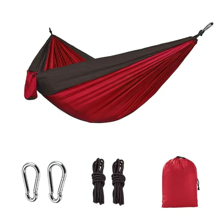 Nylon hangmat hangend tussen bomen in het bos, perfect voor kamperen & natuurbeleving.