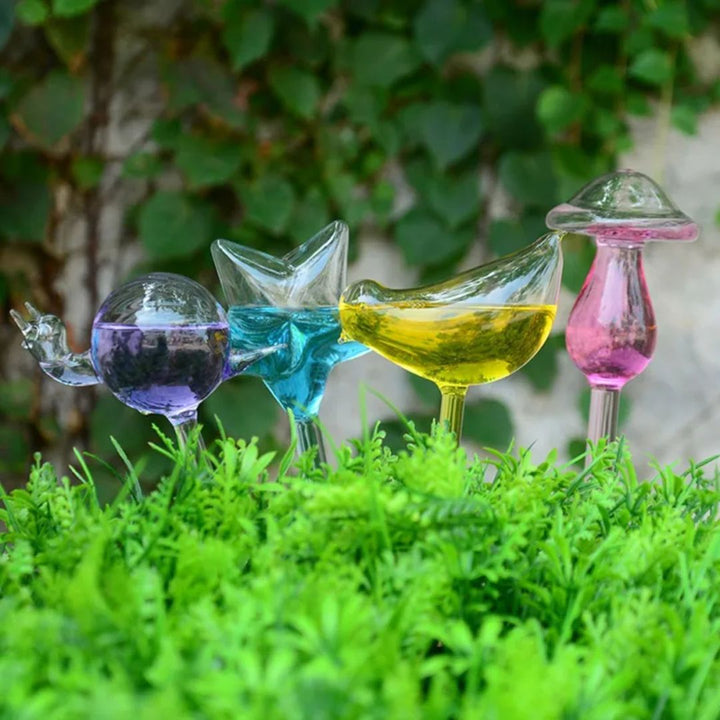 Glazen zelfwatergevend apparaat, automatisch en stijlvol, voor gezonde planten in huis en tuin.