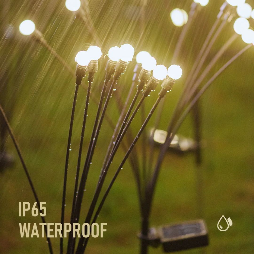 Detailopname van zonne-energie LED vuurwerk tuinlamp, schitterende lichtjes in het donker.