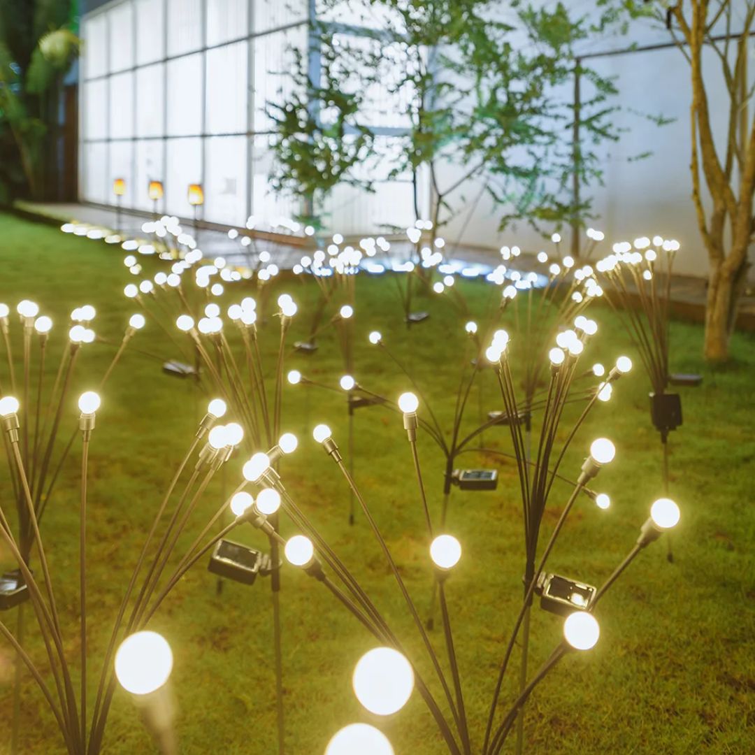 Set van zonne LED vuurwerk tuinlampen, veelkleurige sfeerverlichting voor grote tuindecoratie.