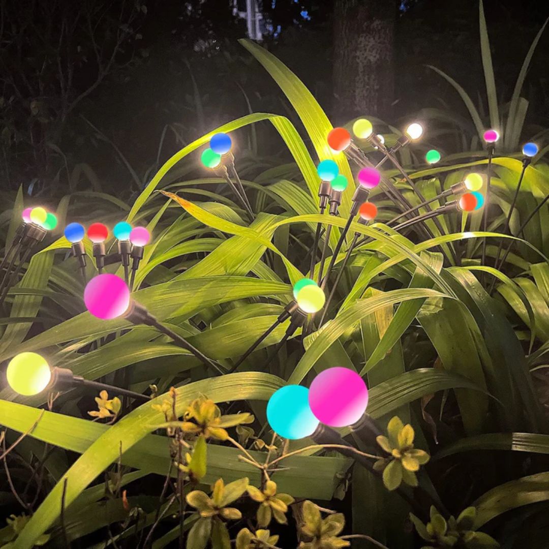 Duurzame zonne-energie tuinlamp, LED vuurwerk verlichting als stijlvolle tuindecoratie.