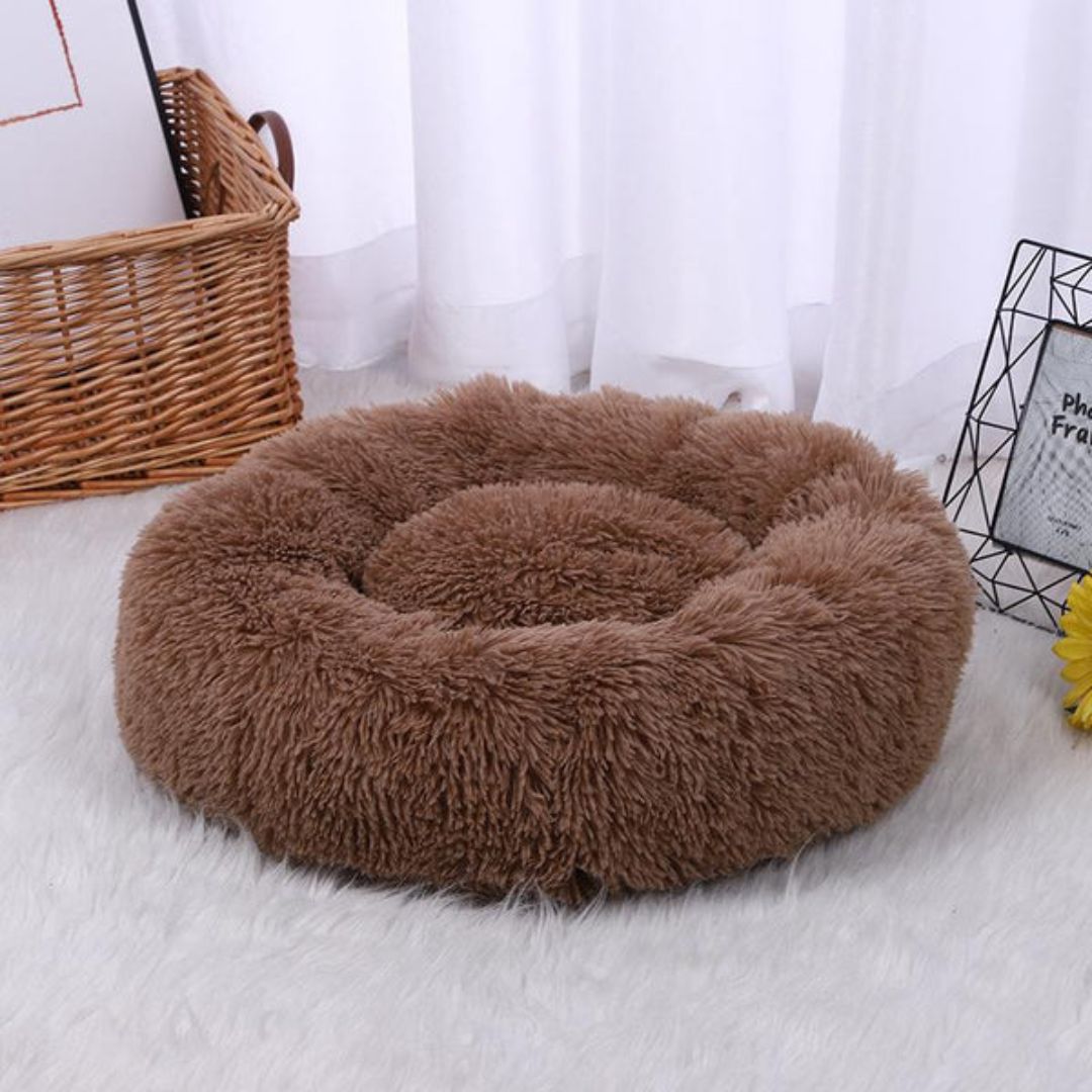 Knus pluchen donutbed voor huisdieren; warm, zacht en veilig knuffelbed voor hond en kat.