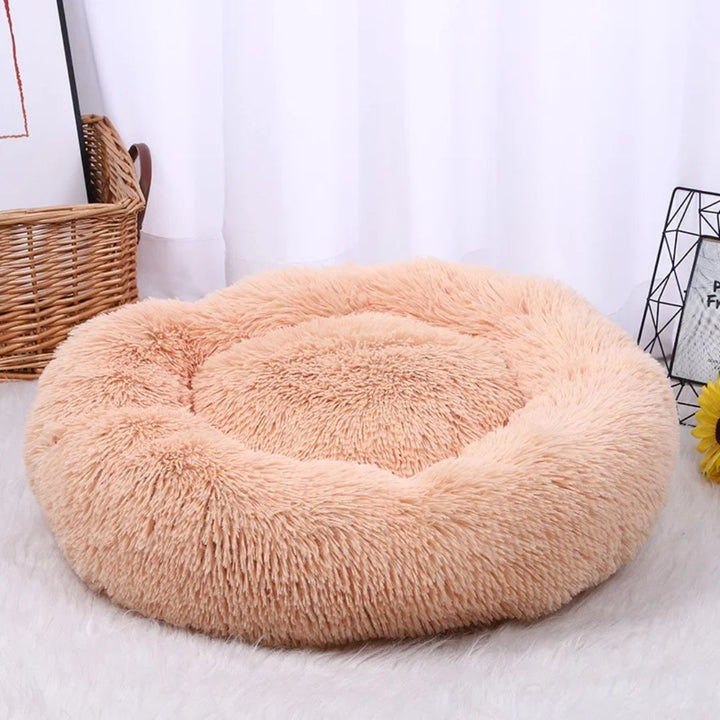Rond pluchen donut huisdierenbed; perfecte vorm voor ontspannen slaap van hond en kat.
