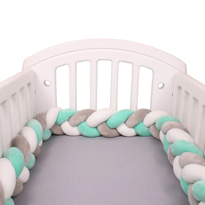 Decoratieve, gevlochten ledikant bedbumper 200 cm. Zacht en veilig design voor kinderkamer.