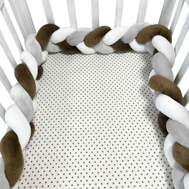Zachte, gevlochten bedbumper 200 cm. Perfecte veiligheid en decoratie voor ledikant & babykamer.