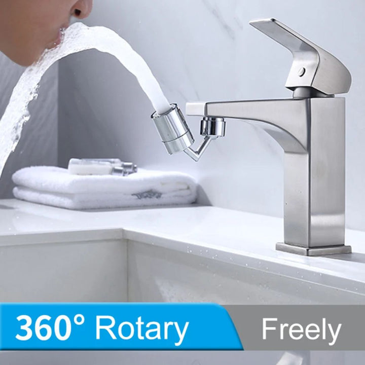 Sproeifilterkraan in actie, water stroomt gefilterd en waterbesparend. Essentieel keukenaccessoire.