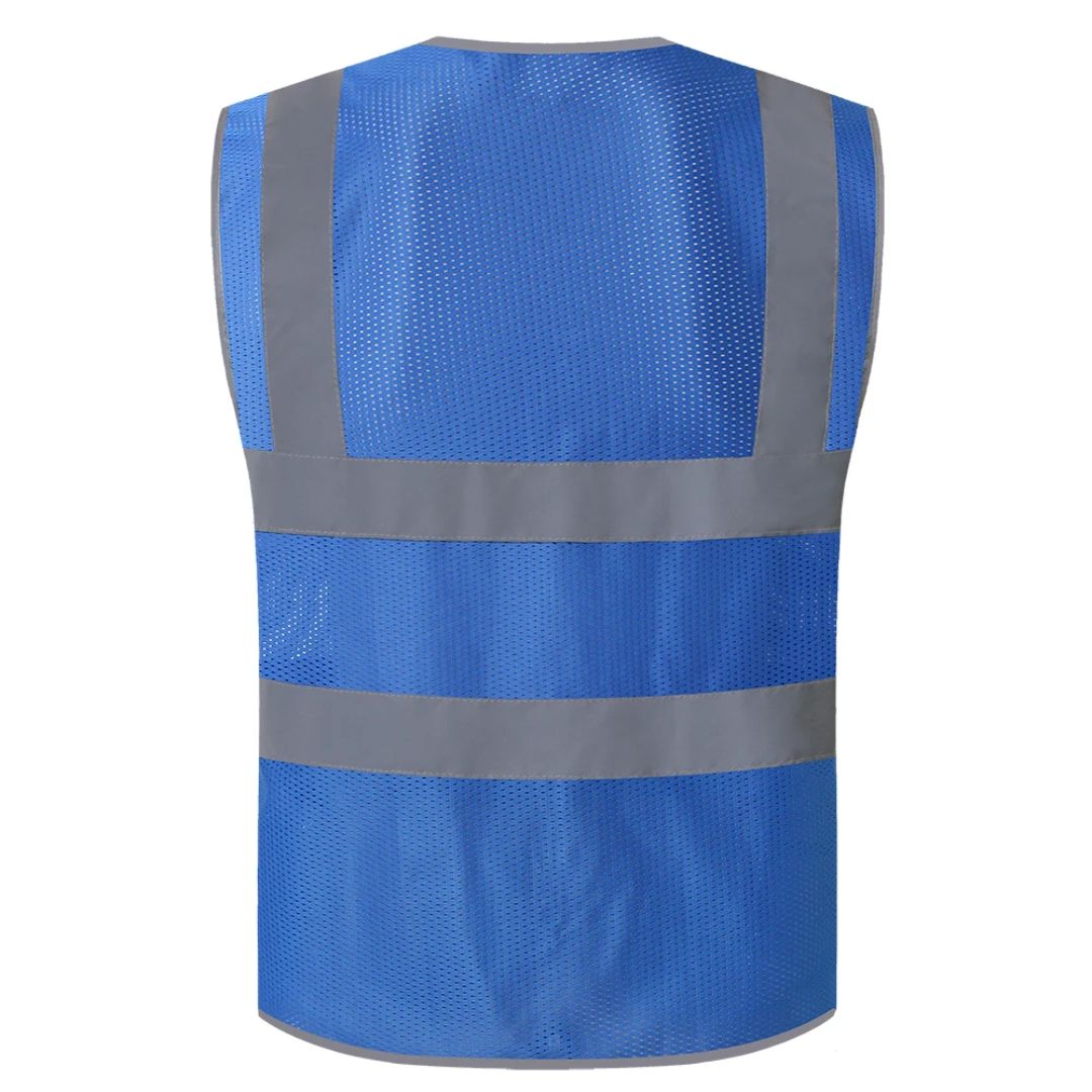 Hoog zichtbaarheidsvest met reflecterende strepen, essentieel voor donkere omstandigheden.