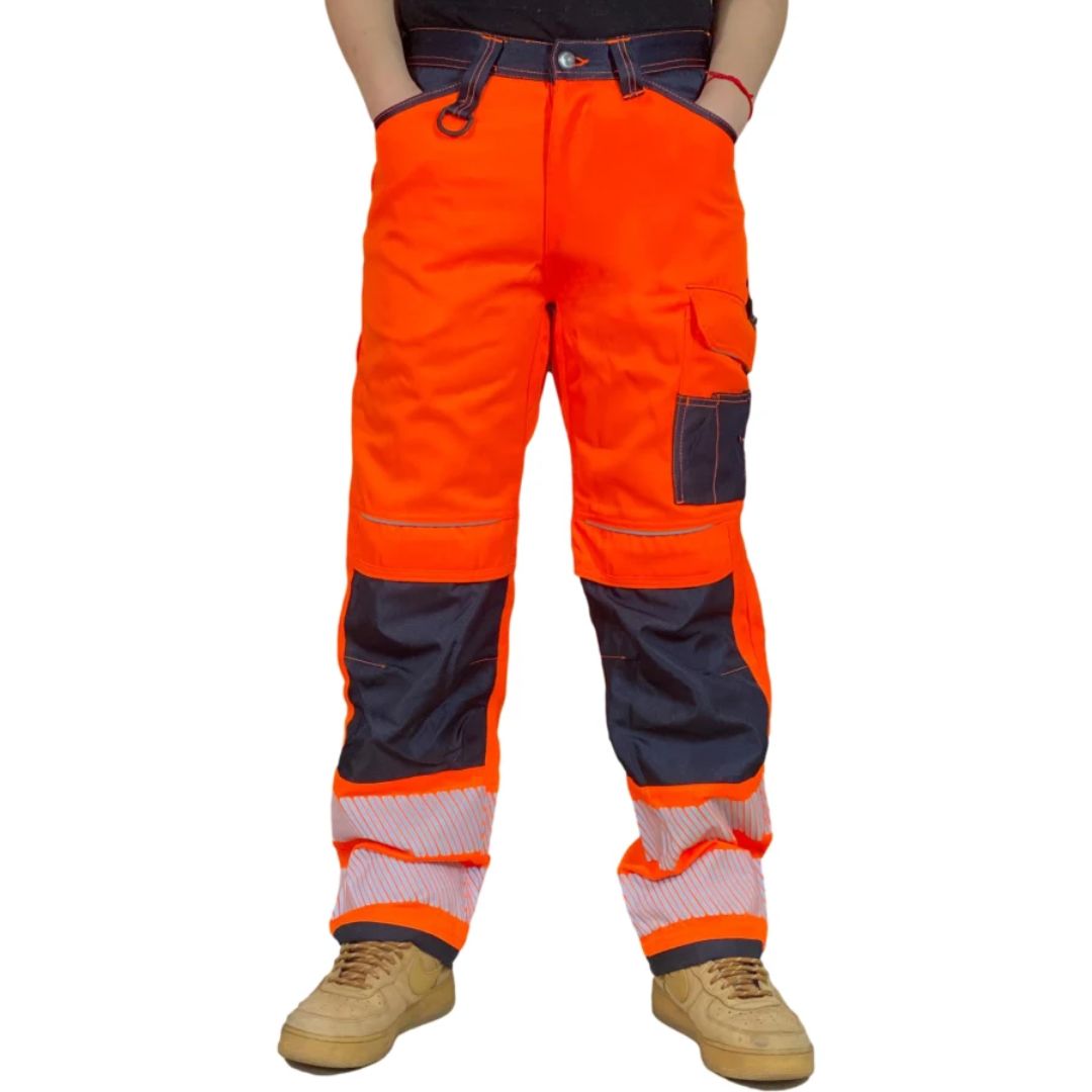 Duurzame werkbroek met meerdere zakken en reflecterende details, ideaal voor professionele arbeidskleding.