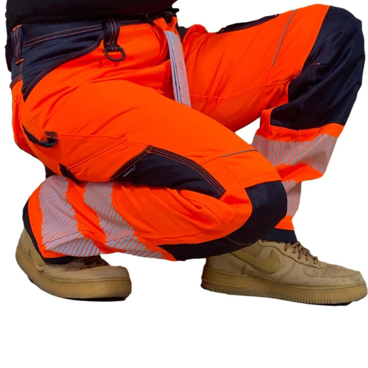 Hoge zichtbaarheid werkbroek met verstevigde knieën en handige zakken voor gereedschap. Essentiële werkuitrusting.