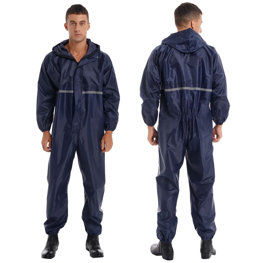 Waterdichte heren veiligheidsoverall met reflecterende strepen en handige capuchon voor maximale bescherming.