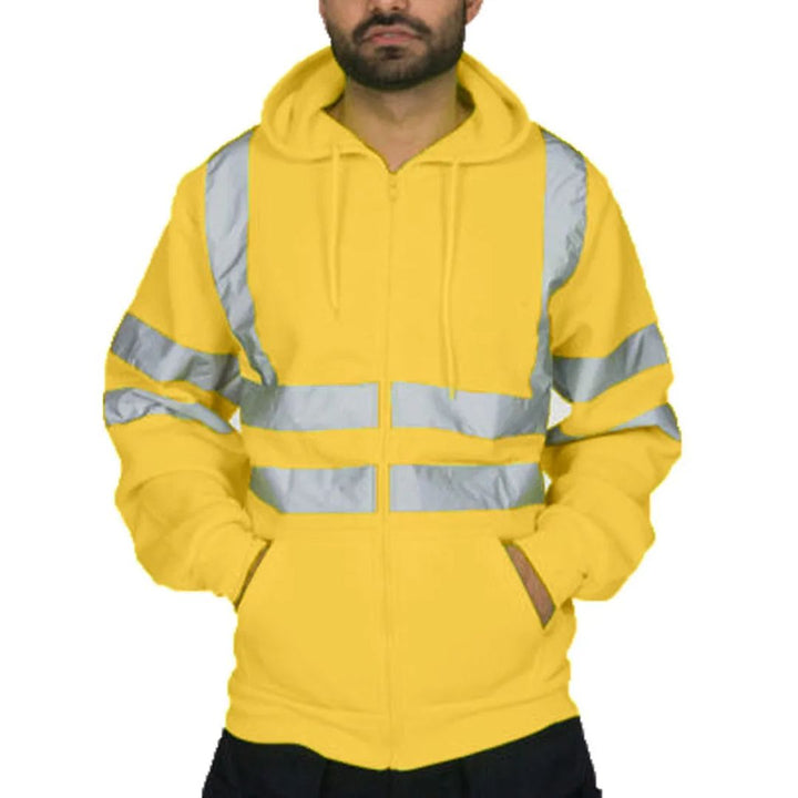 Gele veiligheidshoodie met reflectiestroken; essentieel voor hoge zichtbaarheid en veiligheid op werk.