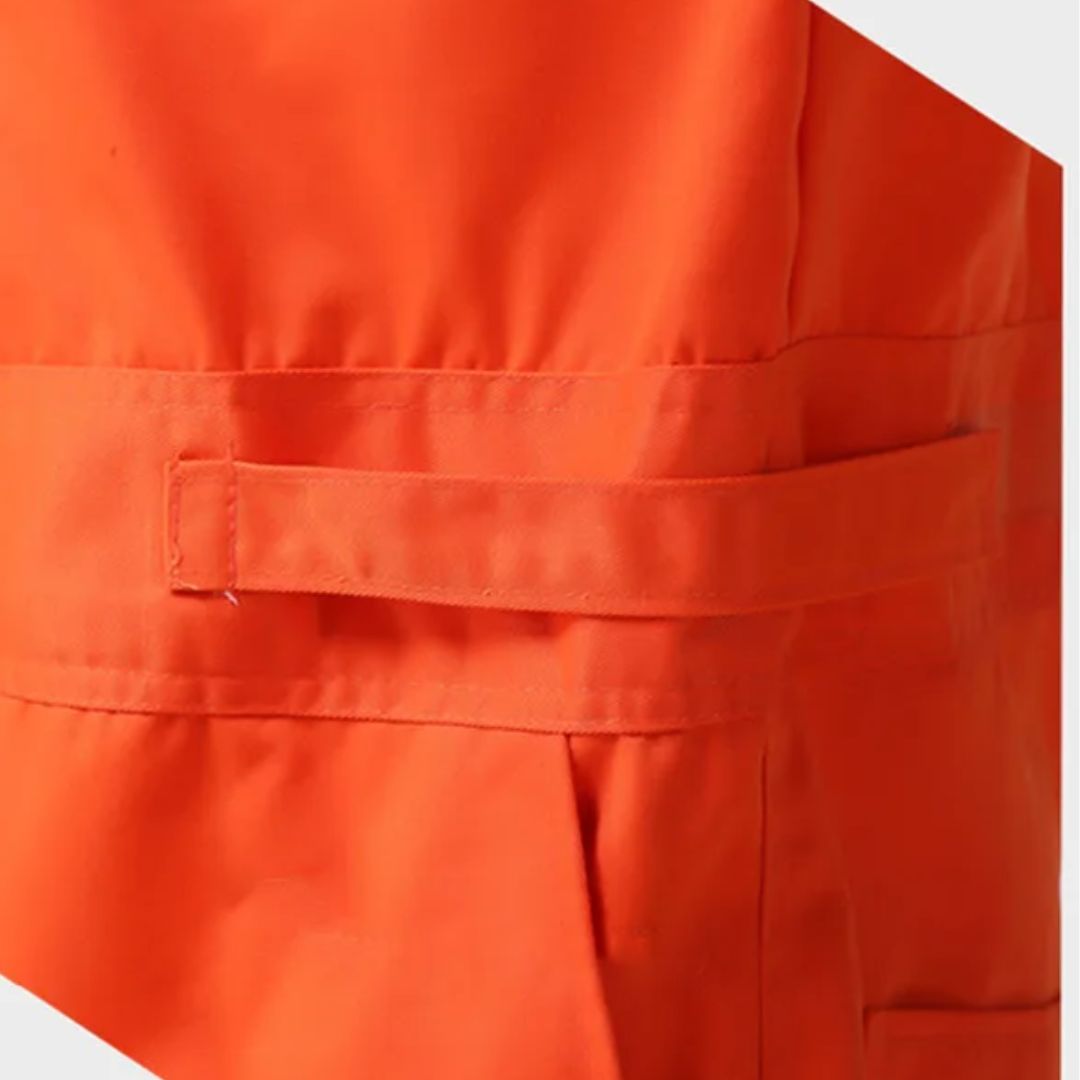Ademende koningsblauwe beschermende overall, ideaal voor een schone en veilige werkplek.