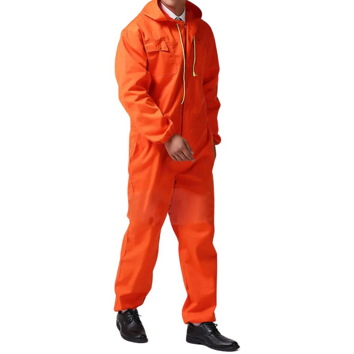 Oranje industriële overall, ontworpen voor optimale veiligheid en bewegingsvrijheid.
