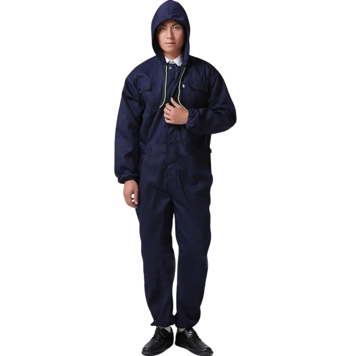 Marineblauwe professionele overall voor industriële veiligheid, stofvrij en comfortabel.