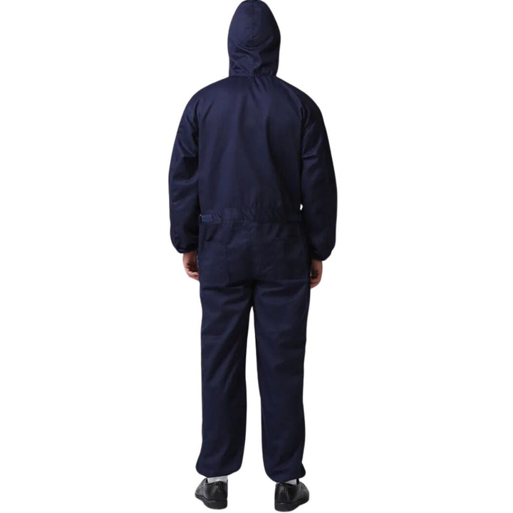 Oranje unisex beschermoverall, perfect voor werkplekken waar hygiëne cruciaal is.