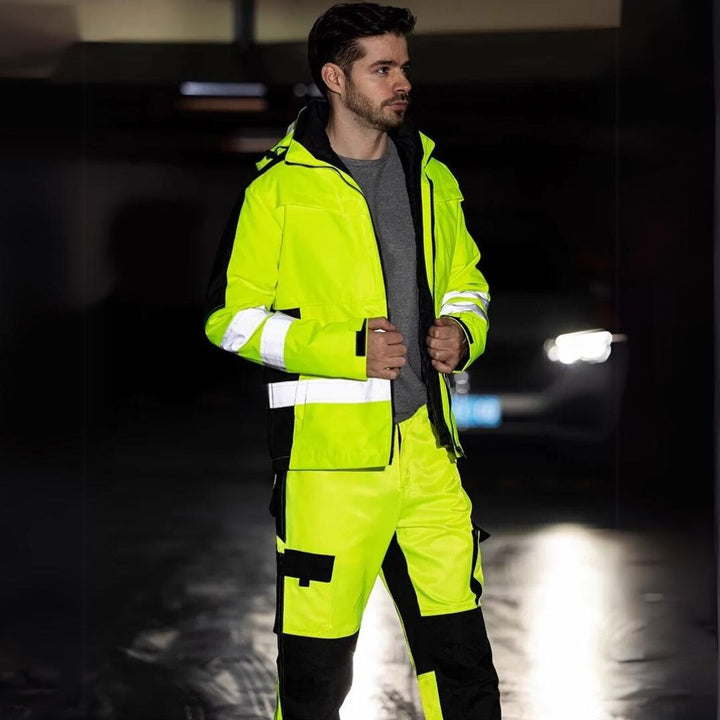 Robuust winter werkpak van duurzaam materiaal, ontworpen voor zwaar buitenwerk en veiligheidskleding.