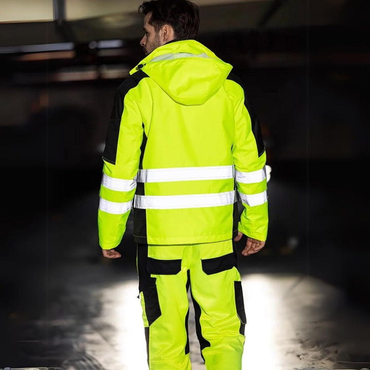 Zij-aanzicht van het reflecterende winter werkpak met diverse zakken, praktisch voor werkkleding.