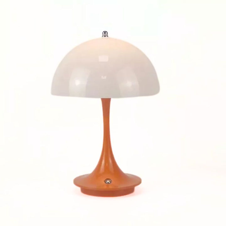 Compacte Sarah LED tafellamp, oplaadbaar en draadloos, creëert dimbare sfeerverlichting overal.