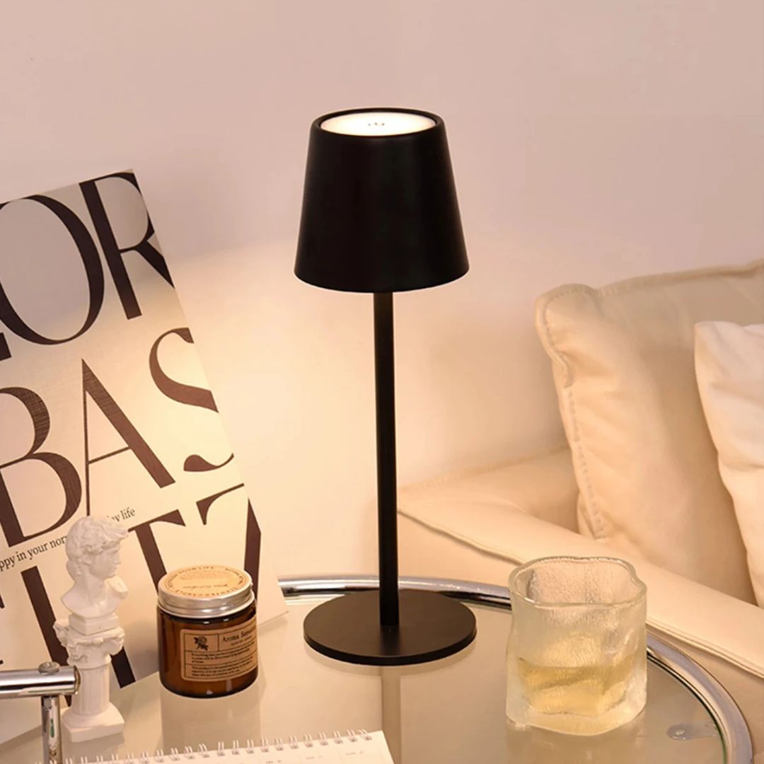Stijlvolle Caroline USB-LED bureaulamp, oplaadbaar, draadloos, met moderne uitstraling.