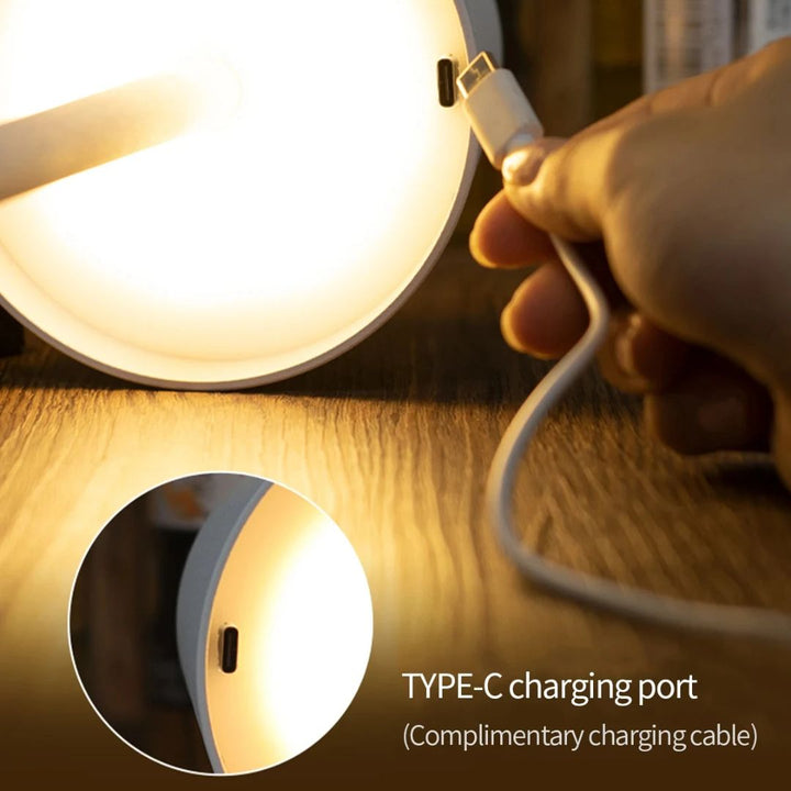 Moderne draadloze LED bureaulamp Caroline, oplaadbaar met USB, strak wit design.