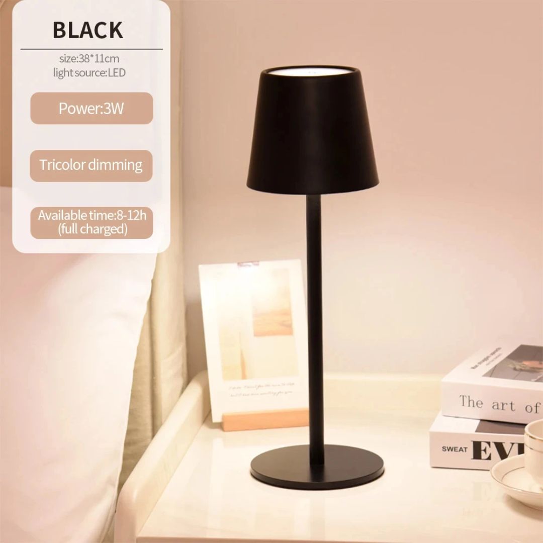 Witte Caroline tafellamp met oplaadbare LED en USB, strak en modern design.