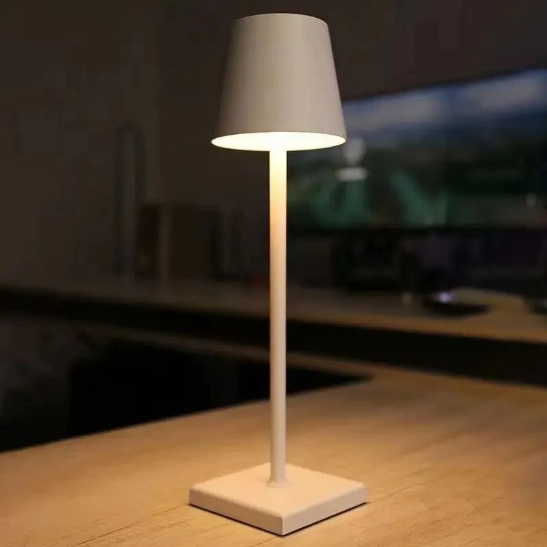Zwarte Caroline design lamp, LED, oplaadbaar via USB, stijlvolle toevoeging aan interieur.