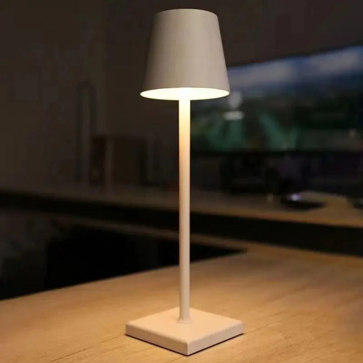 Zwarte Caroline design lamp, LED, oplaadbaar via USB, stijlvolle toevoeging aan interieur.