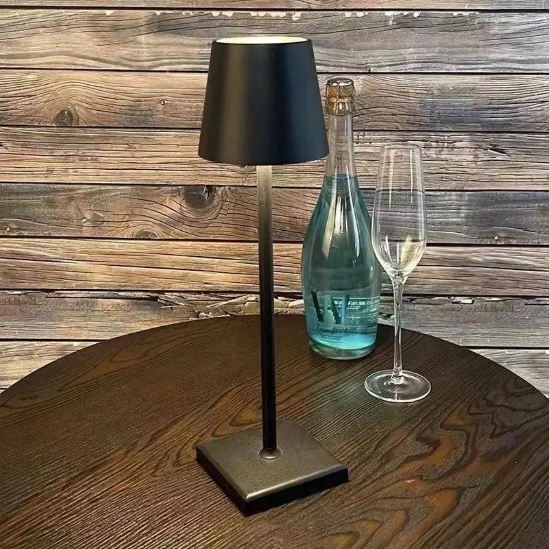 Minimalistische witte Caroline LED bureaulamp, oplaadbaar via USB, modern design.