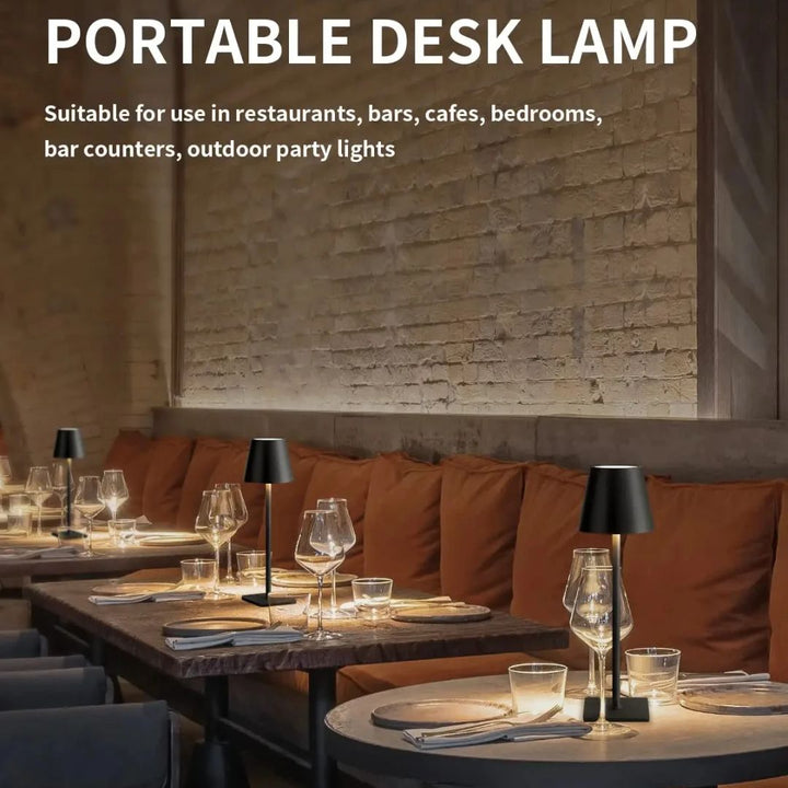 Zwarte Caroline oplaadbare LED bureaulamp, USB gevoed, modern design voor kantoor en thuis.