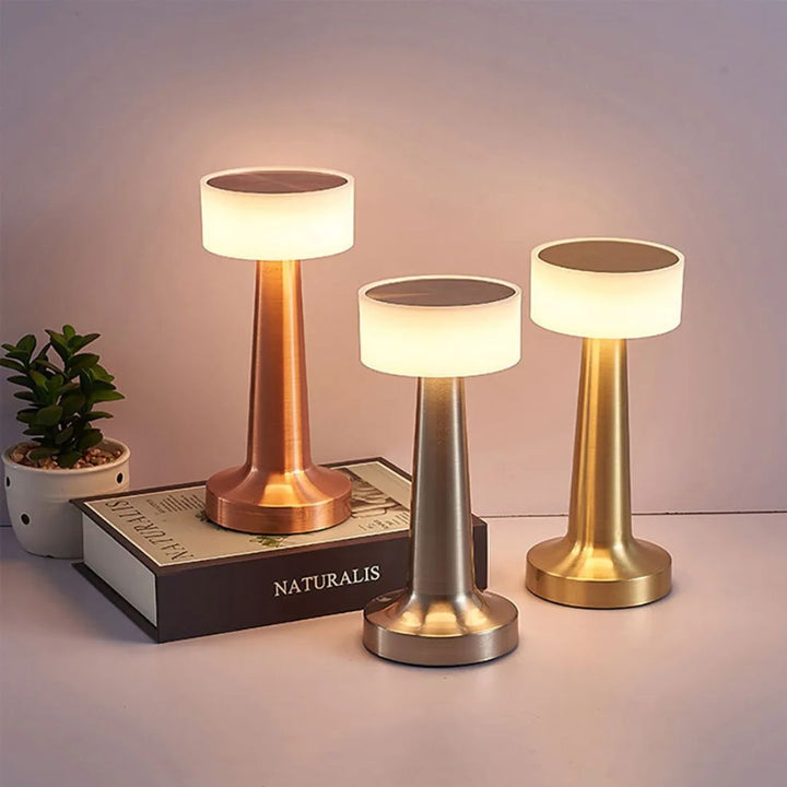 Elegante retro barlamp, dimbaar, creëert warme sfeer in horeca of thuis, USB oplaadbaar.